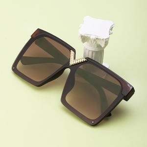 Nuevas gafas de sol de moda para mujer, montura cuadrada grande, protección UV400, clase 2, lentes de PC, montura negra - Product Image 1