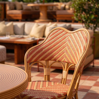 Chaise de salle à manger en rotin tressé style bistrot français avec dossier festonné pour bar sur toit, chaise haute de bar commerciale en rotin tressé