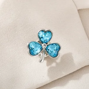 Broche Yumoreal Chapado en Oro con Aleación de Zinc, Forma de Trébol, Adornado con Piedras de Cristal y Perlas, para Mujeres, Hombres, Unisex, Regalo de Boda o Compromiso - Product Image 4