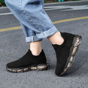 Baskets slip-on Fly Knit à bout rond, doublure en mesh, semelle extérieure en TPU, respirantes, chaussures décontractées d'été pour hommes et femmes - Product Image 3