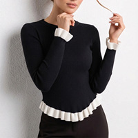 Élégant pull tricoté patchwork noir et blanc pour femme, col rond, manches longues, poignets à volants blancs, bas plissé, coupe ajustée