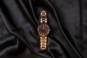 Cadran lumineux en quartz associé à un élégant bracelet en silicone dans un style professionnel - Product Image 4