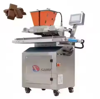 Les vermicelles de chocolat arrose l'extrudeuse de décoration de gâteau de sucrerie faisant la machine
