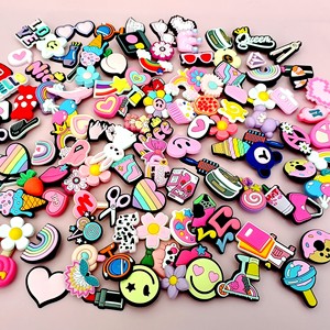 100 pz/set casuali cartoni animati rosa <span class=keywords><strong>scarpe</strong></span> charm PVC <span class=keywords><strong>scarpe</strong></span> decorazioni <span class=keywords><strong>con</strong></span> <span class=keywords><strong>cuori</strong></span>, stelle, fiori per sandali regalo divertente per gli amici - Product Image 3