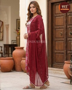 Costume ethnique en coton écologique pour femme, avec broderies de créateur et bas assorti, élégant, disponible au prix de gros - Product Image 5