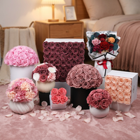 Bouquet de roses stabilisées et préservées avec logo personnalisé dans une boîte ronde, carrée ou en forme de cœur, avec vase en céramique de porcelaine