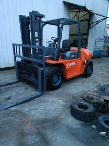 Chariot élévateur diesel HELI H2000 50 5 tonnes d'occasion, moteur Isuzu, mât à deux étages, modèle 2023, transmission intégrale 4x4 - Product Image 4