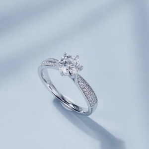 Bague de fiançailles classique en or blanc 18 carats plaqué rhodium avec diamant solitaire de 1 carat certifié IGI - Product Image 3