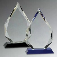 Trophée en verre de cristal taillé en diamant facetté Premier Icepeak avec base transparente/de couleur jade, style sportif, personnalisable