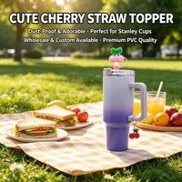 Décorations de paille mignonnes en forme de cerise, couvre-pailles personnalisés en PVC souple pour gobelets Stanley, vente en gros OEM/ODM, décorations de paille 3D de dessin animé de qualité supérieure