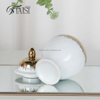 J347A /J347 Dekorasi Rumah Vas Bunga Modern Putih dan Emas Botol Mini Dekoratif Bentuk Guci Jahe dengan Tutup
