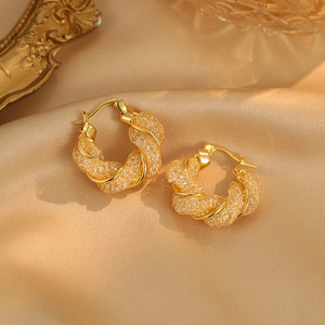 Boucles <span class=keywords><strong>d</strong></span>'oreilles de mode féminine de luxe torsadées de pâte <span class=keywords><strong>frite</strong></span> évidées avec des lignes de tempérament élégantes en zircon de haut niveau - Product Image 4