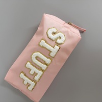 Pochette de maquillage en chenille avec lettres, jolie pochette cosmétique rose avec garniture et fermeture éclair dorées pour femmes, idéale pour les voyages