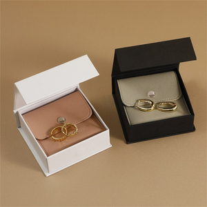 Boîte d'emballage et de rangement pour bijoux en cuir PU et carton magnétique, logo personnalisé de luxe unique, design moderne de style livre - Product Image 1
