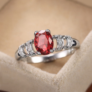 Bague de fiançailles F349 pour femme en argent avec diamant synthétique ovale et diamants latéraux couleur G - Product Image 1