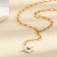 Collier élégant en acier inoxydable plaqué or 18 carats avec chaîne en Y et pendentif fleur en fausse perle