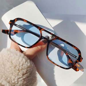 Lunettes de soleil rétro bleues léopard à double pont, petites lunettes de soleil carrées de pilote pour femmes, vente en gros - Product Image 1