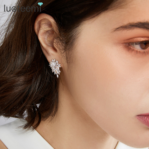 LUOTEEMI Nuovi <span class=keywords><strong>Orecchini</strong></span> a Perno con Fiore in Zirconia Cubica a Goccia d'Acqua, Gioielli di Moda per Spose e Donne - Product Image 4