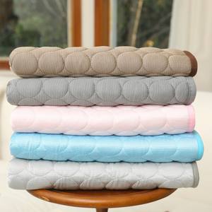 Hochwertiges kühlendes Sommer pad für Hunde und Katzen Atmungsaktive Sofa matte mit festem Muster Moderner Stil für den Sommer - Product Image 3