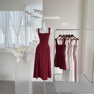 Abito da donna rosso con scollo quadrato, spalline, vestibilità slim, vita alta, linea ad A, nuovo stile francese, di nicchia, di alta gamma, vintage, estivo, per Natale - Product Image 3
