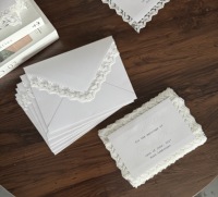 Carte d'invitation artisanale à bordure dentelle avec enveloppe à rabat en V OEM, carte de vœux d'anniversaire, enveloppes dentelle, invitation de mariage de luxe