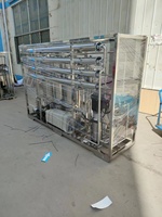 Machine commerciale de 2000 litres capable de transformer l'eau du robinet de Bali en eau potable parfaitement propre pour remplir les bidons