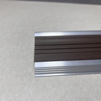 Bande antidérapante moderne en alliage d'aluminium haute dureté et PVC pour marches d'escalier d'hôpital, résistante à l'usure, antirouille, anti-collision