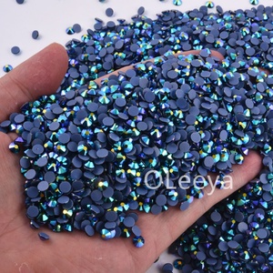 Strass thermocollants en verre de qualité supérieure Oleeya, couleur émeraude dorée, fabriqués en Allemagne, à coller sur les nœuds, les t-shirts, les robes, les vêtements et les sacs - Product Image 3