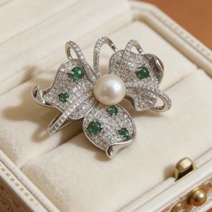 Broche de Luxo com Flor, Zircônia Cravejada, Esmeralda, Ouro 14K, Pérola Natural de Água Doce, Elegante, para Noivado, Dia das Mães - Product Image 3