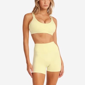 Conjunto Deportivo de 2 Piezas para Mujer: Top Deportivo Elástico en 4 Direcciones con Espalda Cruzada y Shorts de Yoga Transpirables - Product Image 1