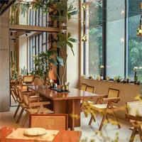 Mobilier de restaurant moderne haut de gamme : Sièges en rotin avec table et chaises en bois pour projets de cafés haut de gamme
