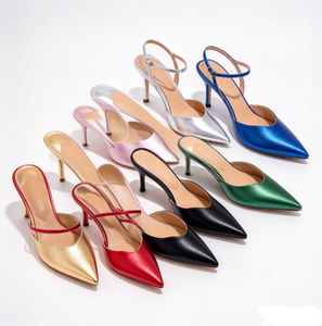 Sandalias elegantes de tacón de aguja con punta en pico para mujer, con correa trasera y hebilla, de charol y satén, con correa al tobillo. - Product Image 1