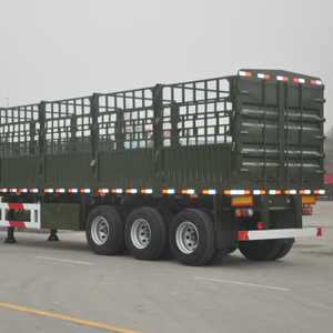 Semirremolque de tres ejes con valla para transporte de carga y ganado - Product Image 1