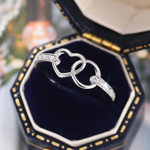 Anello a Cerchio con Cuore per Donne, Accessorio di Moda Minimalista per Uso Quotidiano - Product Image 1