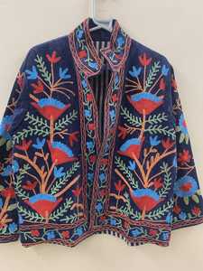 Chaqueta de Invierno Boho con Bordado Suzani y Estampado Animal, Estilo Étnico Vintage Unisex, Prenda Exterior Chic de Algodón Hecha a Mano, Regalo para Ella, India - Product Image 3