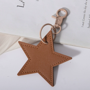 Llavero creativo de cuero PU con estrella de cinco puntas, bolso escolar a la moda, colgante de llavero, caja de regalo pequeña, accesorios al por mayor - Product Image 2