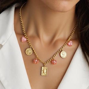 Venta directa Precio razonable Lindo Estilo irregular Luz Lujo Cuadrado Marca Corazón Ala Arco Seta Colgante Collar - Product Image 2