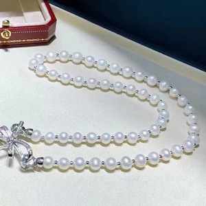 Collier au tempérament doux, une paire de chaînes de clavicule en perles d'eau douce naturelles avec broche à nœud polyvalente, élégant et polyvalent - Product Image 1