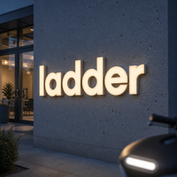 Enseigne de logo haut de gamme avec lettres en acrylique givré à LED blanc chaud et côtés en acier inoxydable pour mur de salle d'exposition de meubles modernes