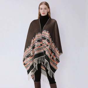 Ponchos et capes mexicains classiques en laine longue pour femmes, chauds pour l'hiver, à capuche ouverte, avec pompons, pour activités de plein air - Product Image 1