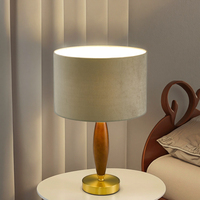 Lampe de table moderne rustique simple à LED E27 Edison pour bureau et chevet, en bois de caoutchouc, avec abat-jour en velours naturel, pour salle de lecture