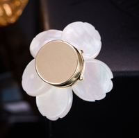 Élégante broche fleur en nacre pour femme, épingle vintage tournesol en perle, cadeau de mariage ou fête des Mères, accessoire de manteau