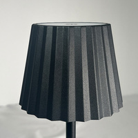 Lampe de table LED moderne à intensité variable avec abat-jour plissé, sans fil et rechargeable, idéale pour restaurant et décoration extérieure