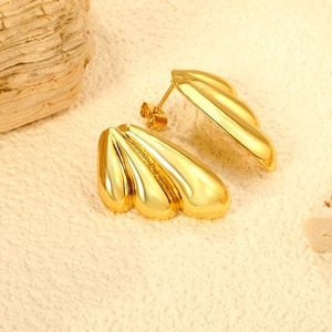 Pendientes Personalizables Hipoalergénicos de Acero Inoxidable con Baño de Oro de 18K, Diseño de Ala Gruesa, a la Moda y de Tendencia - Product Image 5