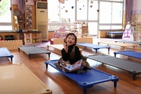 Mobilier Scolaire Maternelle Lit pour Tout-Petits Crèche Empilable Coloré pour Sieste
