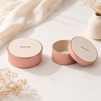 Boîtes rondes personnalisées, emballages cadeaux en papier rigide écologiques pour ensembles cosmétiques avec logo et finition rose blush