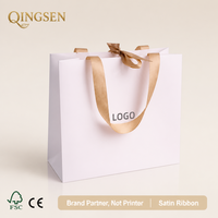 Ensemble de sacs cadeaux en papier paysage personnalisés de luxe avec poignées en ruban satiné or blanc et logo imprimé pour boutique de parfums
