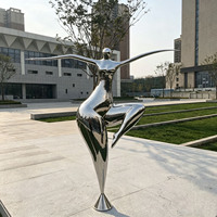 Sculptures extérieures modernes abstraites personnalisées en acier inoxydable poli miroir pour la décoration de place urbaine, Femme dansante