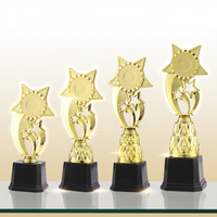 Vente en gros d'usine : Trophées en plastique durables, imprimés UV et gravés, personnalisables avec nom et logo pour enfants, football et sports