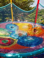 Grande structure de jeu en filet arc-en-ciel pour l'extérieur, parc d'aventure pour enfants personnalisé, filet en corde